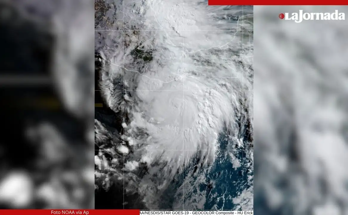 Imagen satelital proporcionada por la Administración Nacional Oceánica y Atmosférica (NOAA) muestra al huracán 'Erick' acercándose a la costa del Pacífico de México, la mañana del 18 de junio de 2025. Foto 