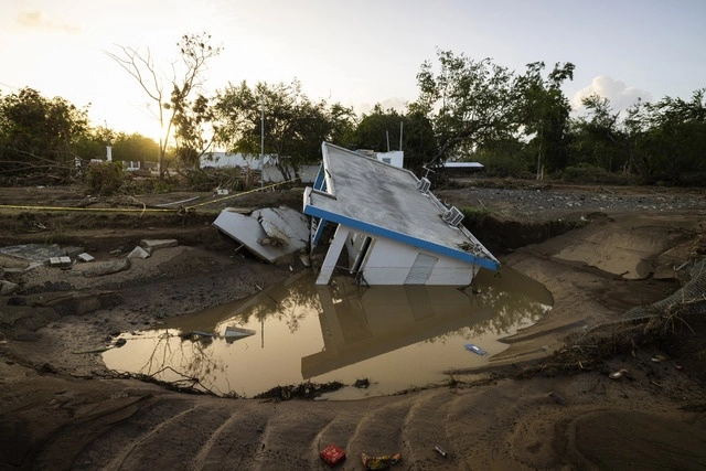 Tras tocar tierra en Puerto Rico el domingo pasado, Fiona provocó devastadoras inundaciones y corrimientos de tierra en la isla. Foto Ap