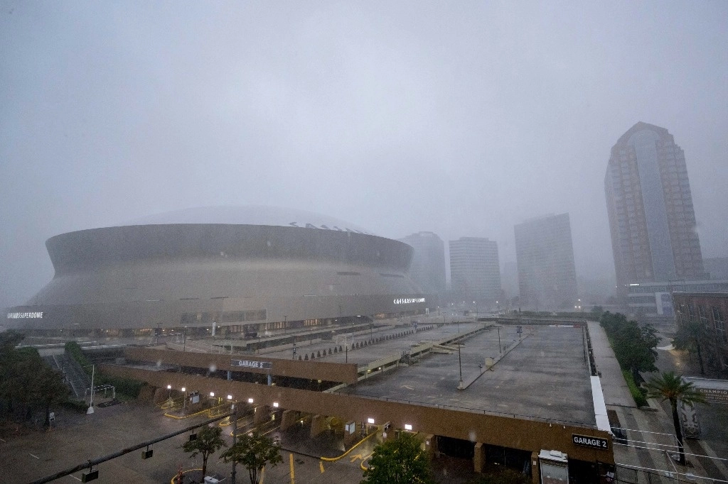 Las lluvias del huracán Francine dificultan la visión del techo blanco del Caesars Superdome, a la izquierda, en Nueva Orleans, el miércoles 11 de septiembre de 2024. Foto Ap