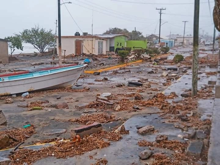 En las comunidades costeras, el mar arrastró las embarcaciones hasta el patio de las casas. Foto tomada de https://www.facebook.com/mujeres.edith