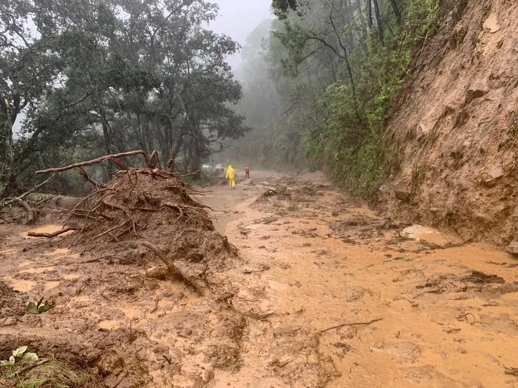 Deslave de un cerro que mantienen sin circulación la carretera estatal 429 El Grullo-Ciudad Guzmán. Foto La Jornada