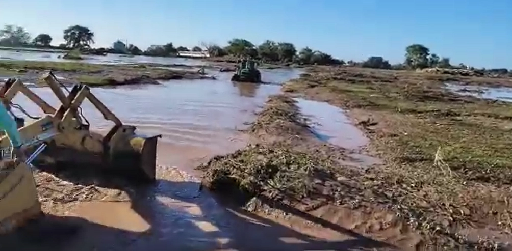 En Huajicori, toneladas de tierra y piedras cubrieron la carretera que lleva a San Andrés Milpillas. Imagen captura de pantalla de video cortesía Michel Maldonado