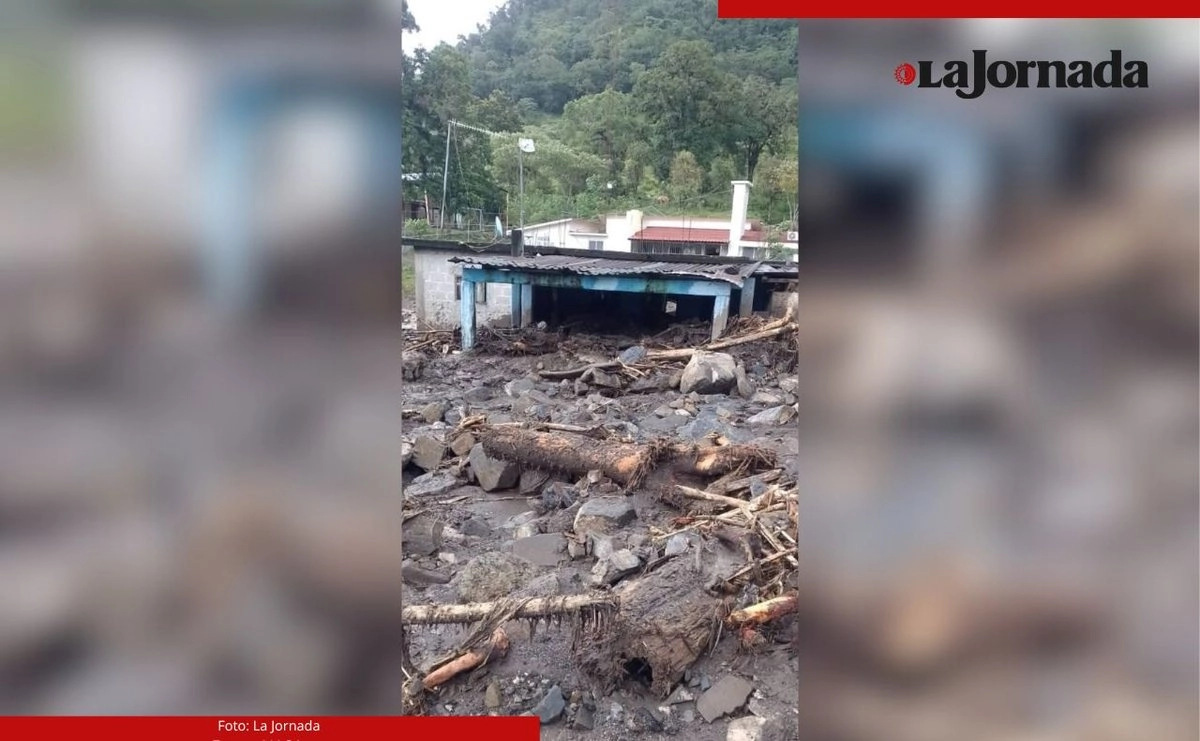 Ubaldo González Vargas, alcalde de San Bartolo Tutotepec informó que en Nandho un derrumbe sepultó viviendas y dos personas continúan atrapadas.