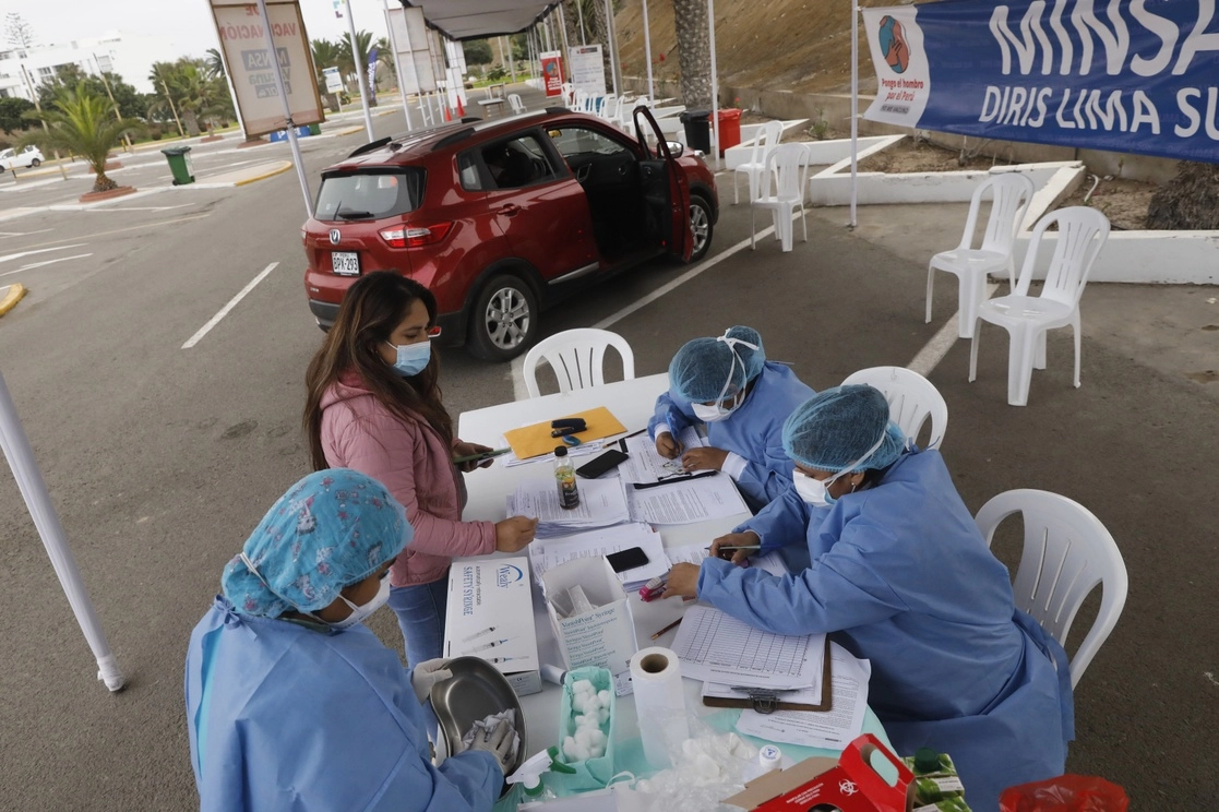 En un centro de vacunación desde el automóvil al sur de Lima, en Perú, el 29 de junio de 2021. Foto Xinhua
