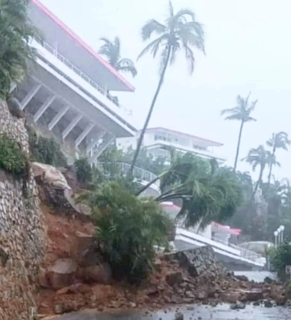 Las lluvias que dejó el pasó del huracán 'John' tiró una estructura de la fachada del hotel La Brisas. Foto La Jornada