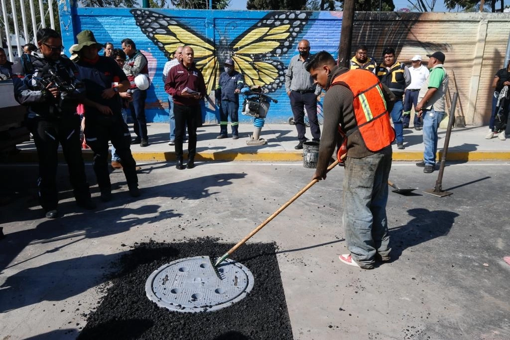 Instalación de rejillas de policoncreto en Eje 6, alcaldía Iztapalapa, en la Ciudad de México, el 28 de febrero de 2023. Foto María Luisa Severiano



