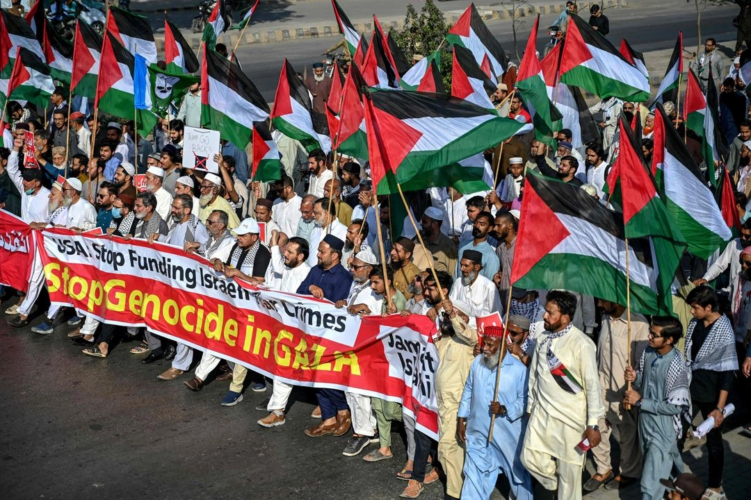 Miembros y activistas del partido pakistaní Jamaat-e-Islami (JI) sostienen carteles mientras participan en una protesta para expresar su solidaridad con los palestinos, en Karachi, el 21 de marzo de 2025. Foto