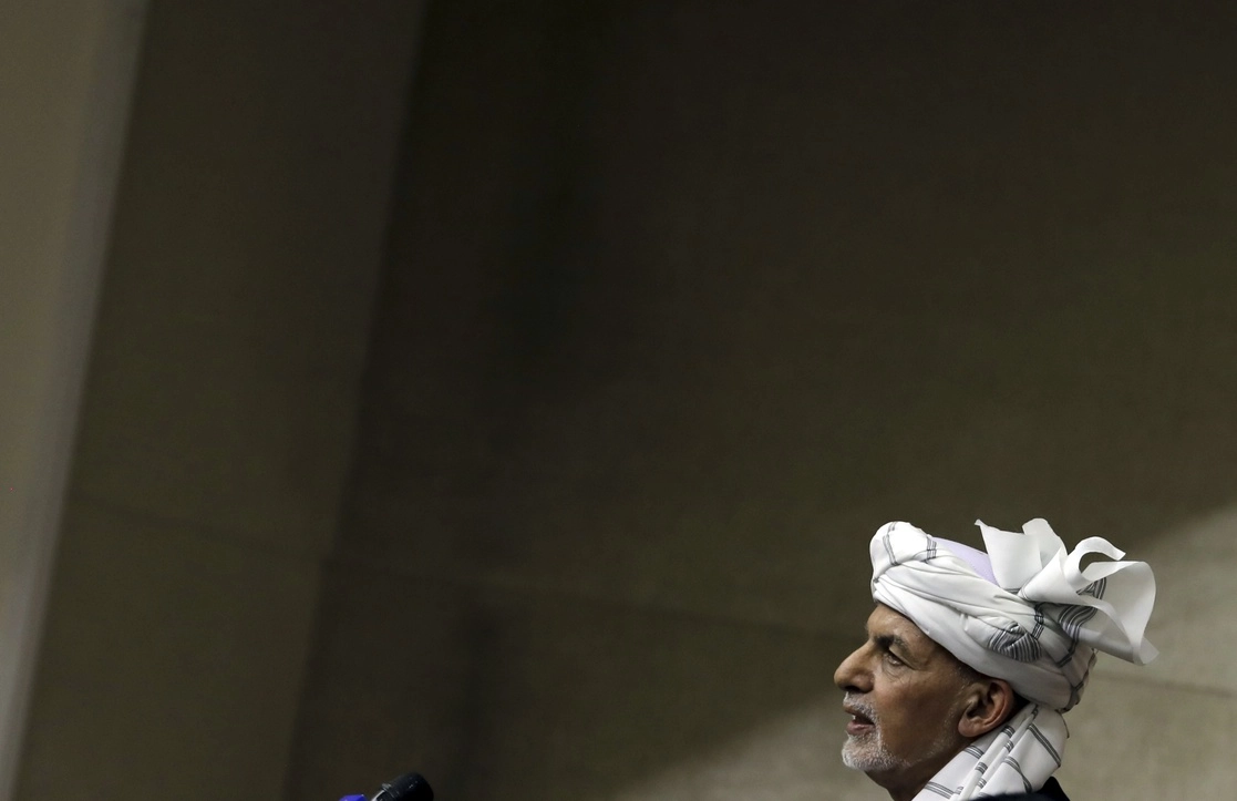 El presidente de Afganistán, Ashraf Ghani, habla en una reunión extraordinaria del parlamento en Kabul, el 2 de agosto de 2021. El mandatario huyó del país tras la llegada de los talibanes a la capital del país. Foto Ap