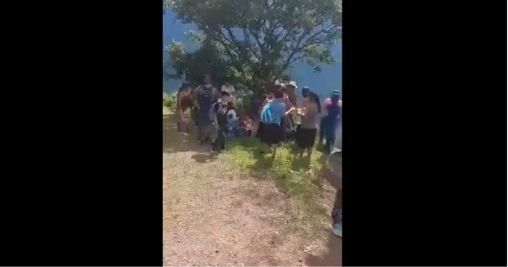 Desde el pasado fin de semana se intensificaron los enfrentamientos y los bloqueos carreteros en esas zonas, por lo que decenas de familias se han desplazado hacia otros lugares. Captura de pantalla de un video de X.