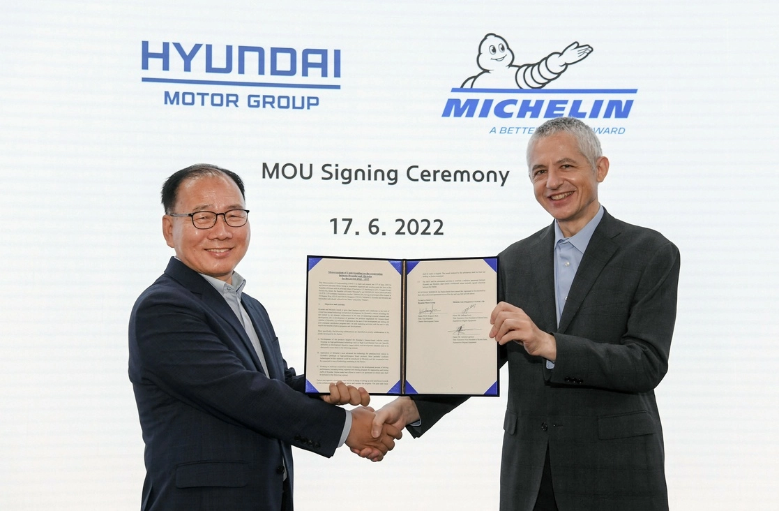 Hyundai Motor Group y Michelin firman un nuevo memorando de entendimiento para colaborar en I+D para tecnologías innovadoras de neumáticos durante los próximos tres años.
Foto. Cortesía Hyundai de México.