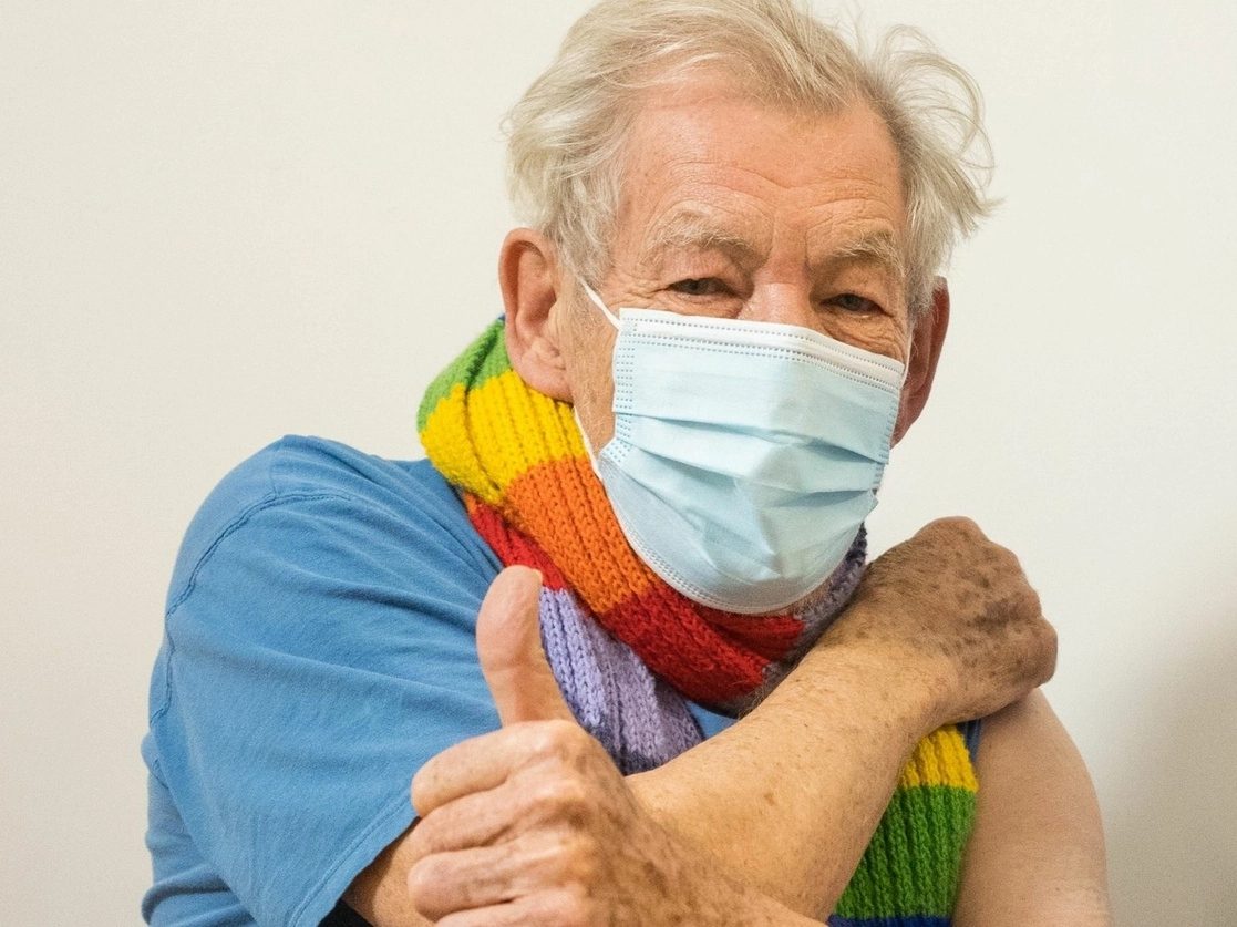 El actor británico, quien también interpreta a ‘Magneto’ en las cintas de X-Men, tiene 81 años y en Inglaterra, las personas mayores de 80 años están en el grupo prioritario para recibir la inmunización. Foto tomada del Twitter de @NHSEnglandLDN