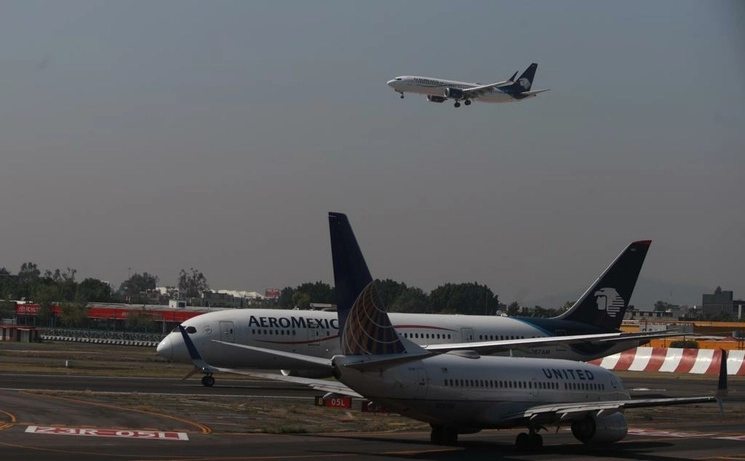 La Asociación de Transporte Aéreo Internacional rechazó y cuestionó la decisión “unilateral” del gobierno de reducir el límite de operaciones en el AICM. Foto Alfredo Domínguez / Archivo