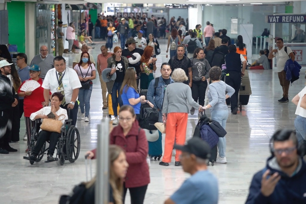 Usuarios en el Aeropuerto Internacional de la Ciudad de México. Foto Cristina Rodríguez / Archivo