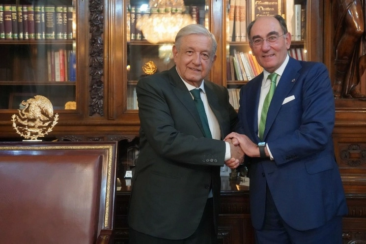 La multinacional española Iberdrola difundió, junto con un comunicado, una fotografía de archivo en la que aparecen sonrientes y estrechándose la mano el presidente Andrés Manuel López Obrador y el dirigente de la empresa, Ignacio Sánchez Galán. Foto cortesía Presidencia