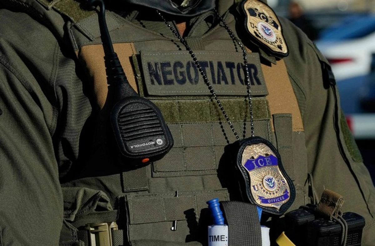 Miles de agentes del Servicio de Inmigración y Control de Aduanas serán contratados para ampliar las operaciones de detención y deportación de migrantes. Foto 