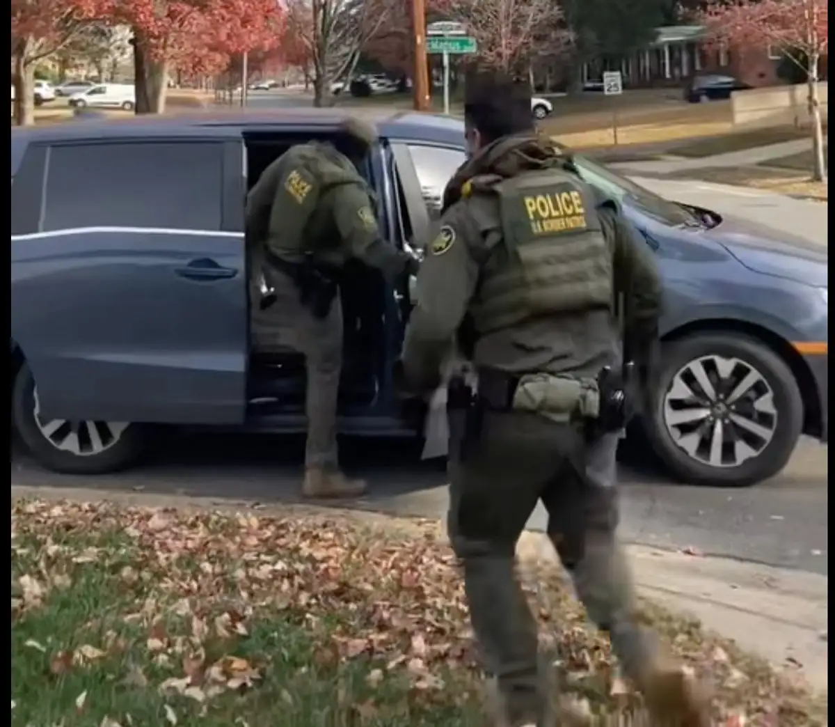 Agentes de la Patrulla Fronteriza abordan un vehículo tras interrogar a dos personas, en el marco de una redada masiva migratoria en la ciudad de Charlotte, Carolina del Norte, el 15 de noviembre de 2025. Foto 