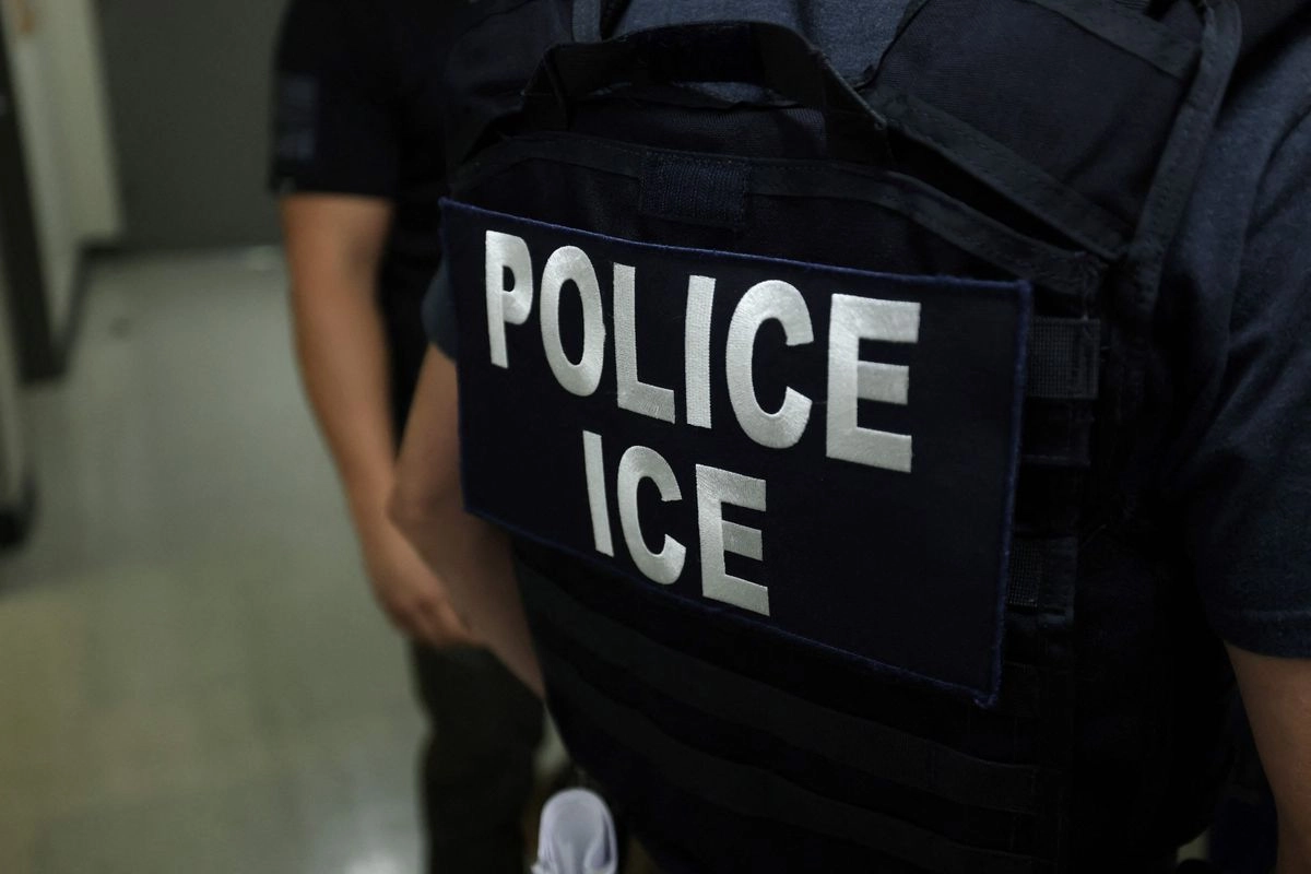 Un agente del Servicio de Inmigración y Control de Aduanas (ICE) espera en un pasillo frente a un Tribunal de Inmigración en la Plaza Federal de Nueva York, dentro del Edificio Federal Jacob K. Javitz, Nueva York, el 16 de julio de 2025. Foto 