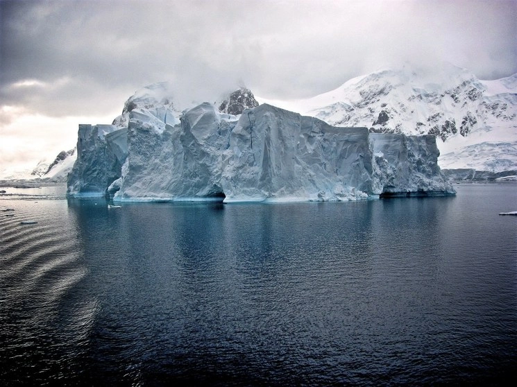 Científicos investigan el curso que lleva el iceberg A68 desde hace dos años. Foto Twitter @adrian_luckman