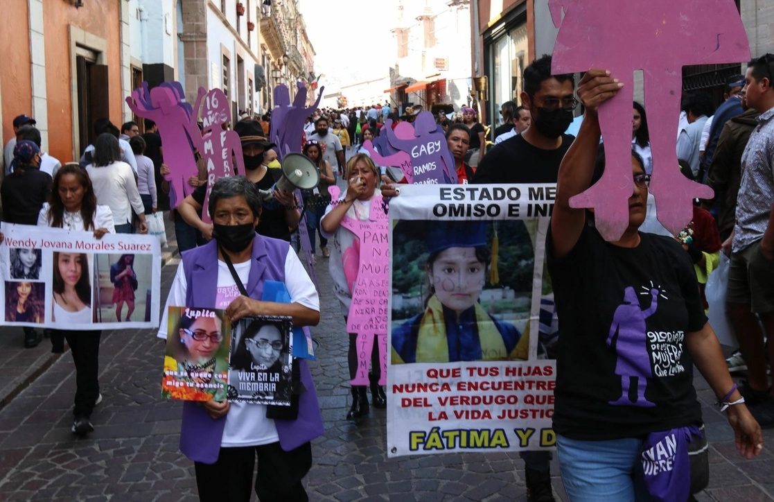 Madres de víctimas de feminicidio protestan frente al Teatro Juárez en Guanajuato. Foto Cuartoscuro / Archivo