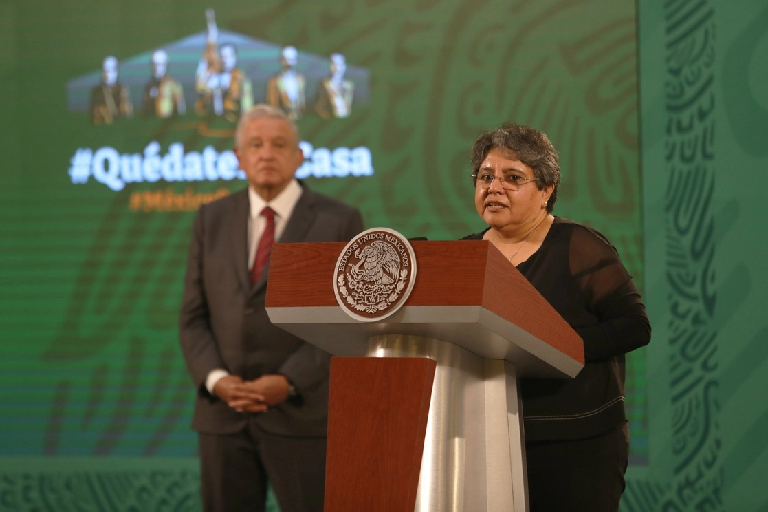 El presidente Andrés Manuel López Obrador y Raquel Buenrostro, jefa del SAT, durante la conferencia matutina de ayer en Palacio Nacional. Foto Yazmín Ortega Cortés