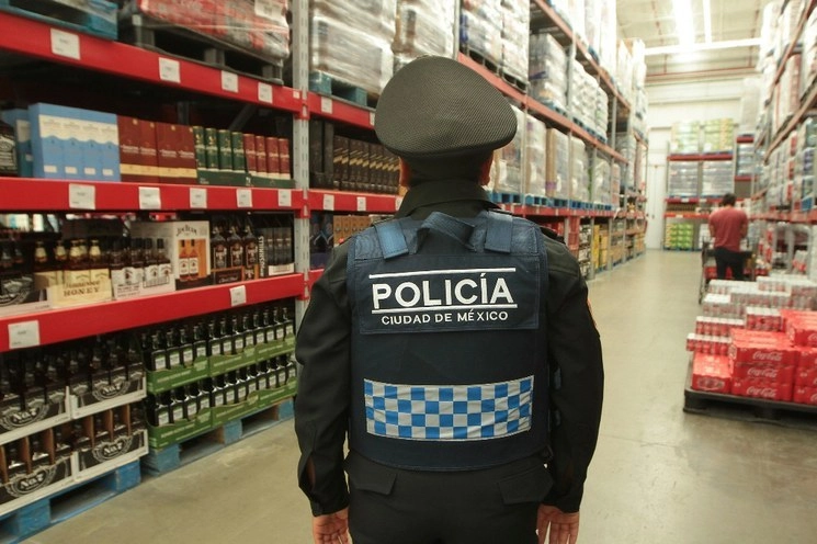 Policías capitalinos resguardan comercios de la ciudad para evitar saqueos. Foto Notimex