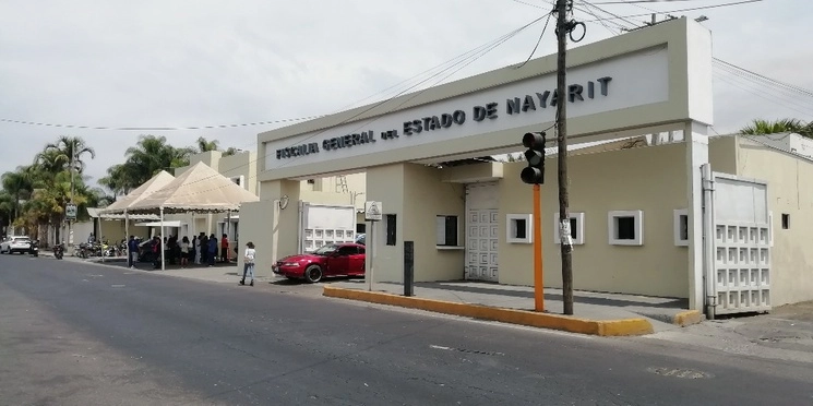 La Fiscalía General de Nayarit informó que ya fueron identificadas 17 de las 18 personas fallecidas en la volcadura de un autobús turístico, en el percance ocurrido en la carretera 200 Tepic-Puerto Vallarta, cerca de Mesillas, municipio de Compostela. Foto Luis Sánchez