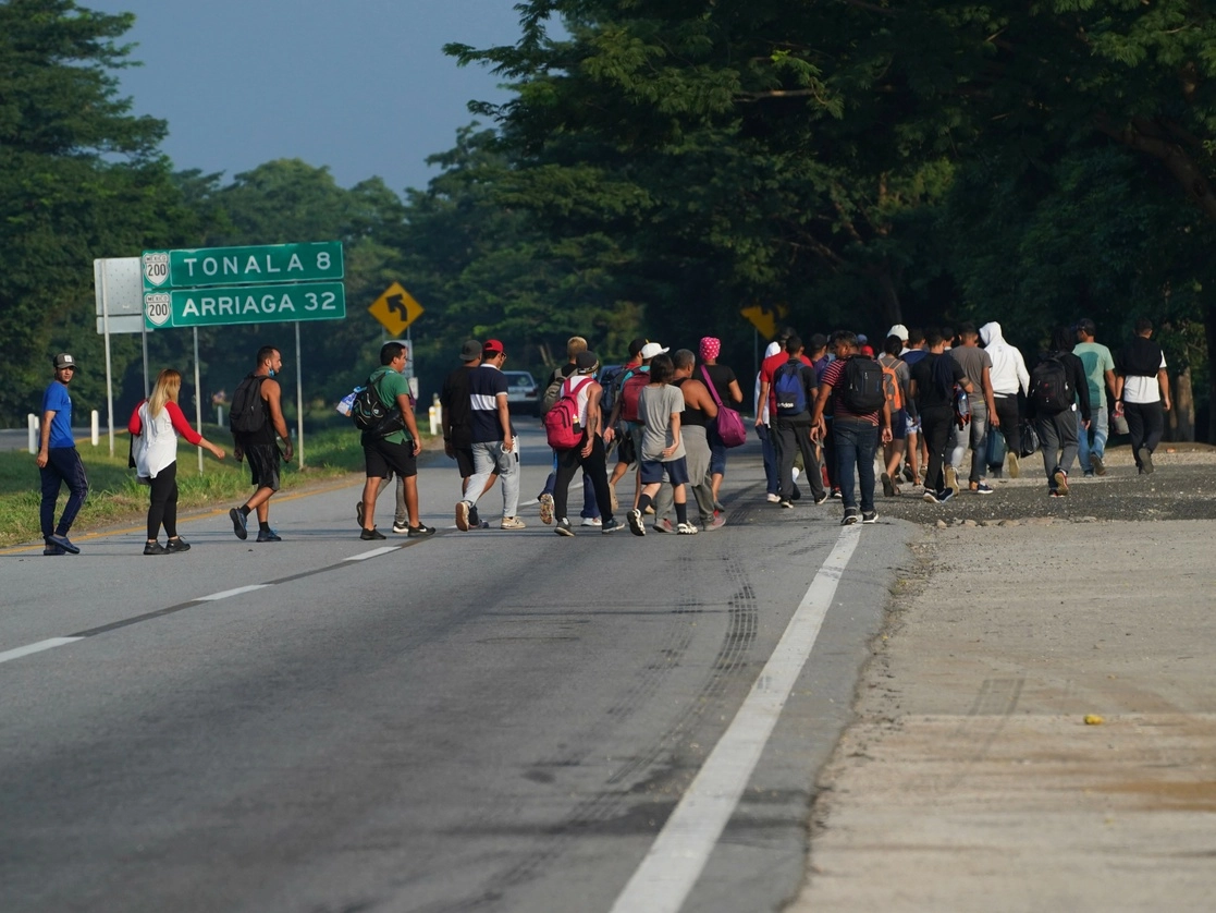 Migrantes venezolanos cruzan cerca de un puesto de control del Ejército en la carretera a Tonalá, Chiapas. Foto Ap / Archivo