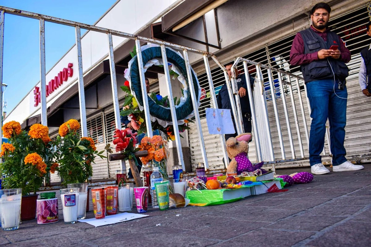  Familiares y amigos de las personas que fallecieron el fin de semana en el incendio de la tienda Waldo’s en el centro de Hermosillo, Sonora, colocaron veladoras, flores, frutas y otros artículos para sus seres queridos. 