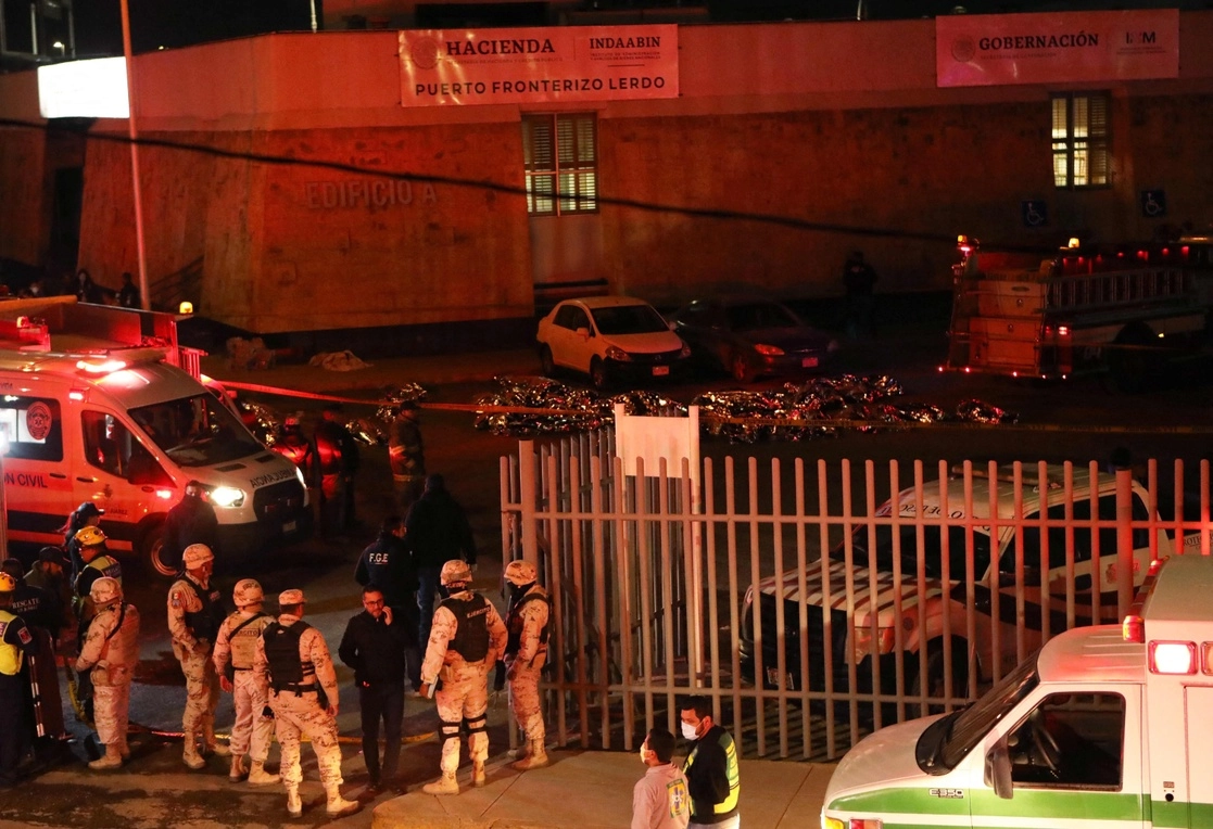 Cadáveres de migrantes yacen cubiertos tras el incendio en un albergue de Ciudad Juárez, Chihuahua. Foto Afp
