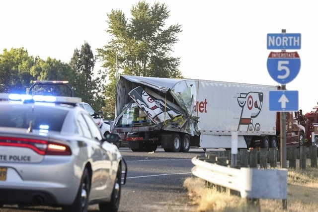 La policía statal de Oregon dio a conocer los nombres de las siete personas que murieron y las cuatro que resultaron heridas cuando un camión de carga se salió de la autopista interestatal 5. Foto Ap