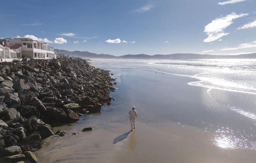 Continúa la búsqueda de los elementos de la GN arrastrados por una ola en playas de Ensenada, BC. Foto Omar Martínez / 'La Jornada Baja California'