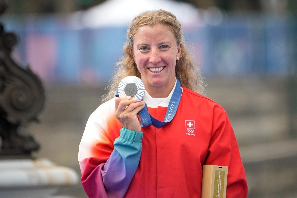 La ganadora de la medalla de plata Julie Derron, de Suiza, festeja su medalla tras la competencia de triatlón individual femenino en los Juegos Olímpicos de Verano de 2024, en París, Francia, el miércoles 31 de julio. Foto Ap