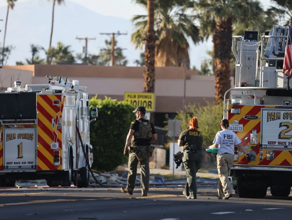 Autoridades investigan la zona donde hubo una explosión en clínica de fertilidad en Palm Springs, California, Estados Unidos. 