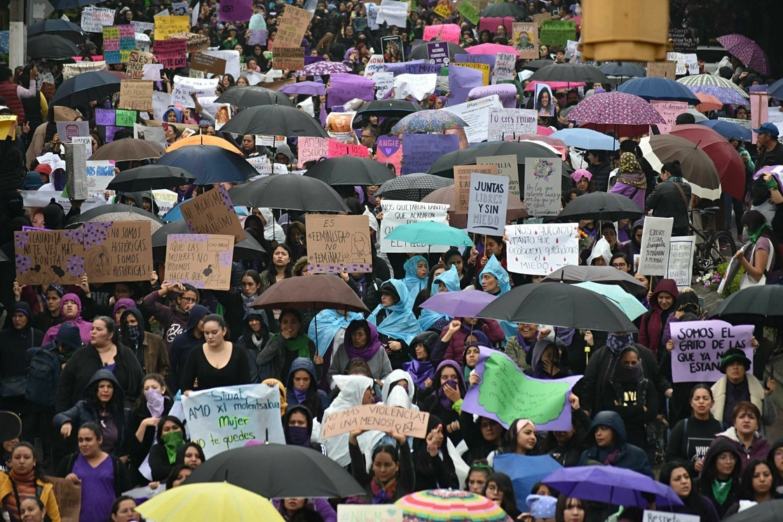 Ciudadanos y activistas marcharon por las calles de Xalapa, Veracruz, para exigir a las autoridades poner alto a los secuestros y asesinatos de mujeres en la entidad. Foto Cuartoscuro / Archivo