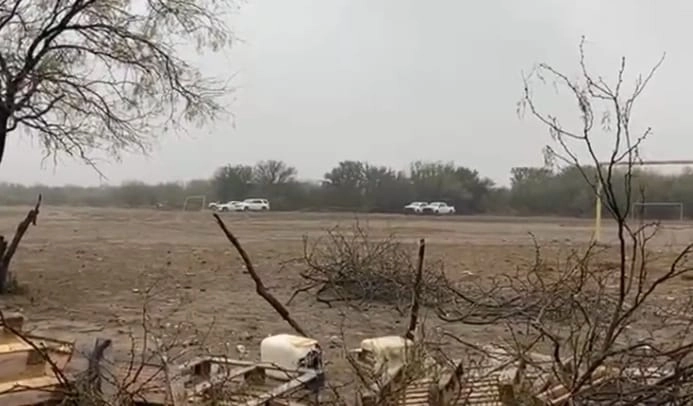 Las autoridades continúan registrando el terreno en donde se localizaba una cancha de futbol. Foto La Jornada
