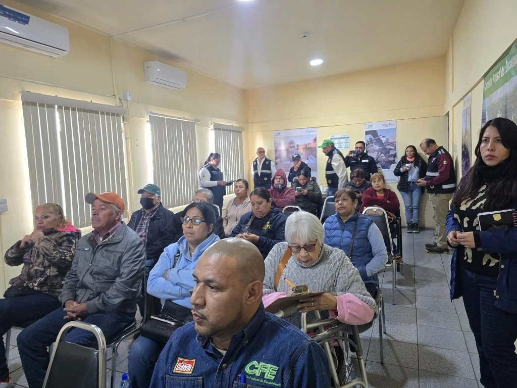Familiares de los mineros fallecidos en reunión con la titular de la Coordinación Nacional de Protección Civil, Laura Velázquez. Foto @CNPC