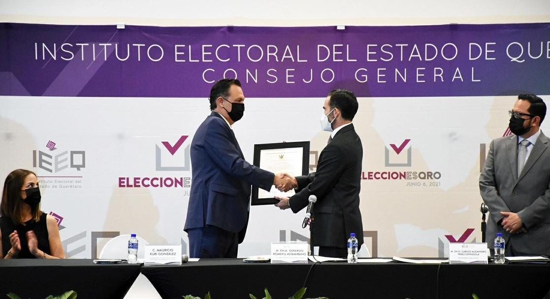 El IEEQ entregó la constancia de mayoría que acredita a Mauricio Kuri González como gobernador electo de Querétaro. Foto tomada del Twitter @IEEQcomunica 