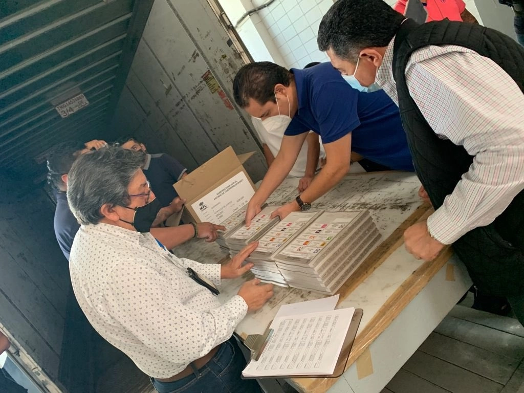Recepción de papeletas electorales que se usarán en Guerrero durante los comicios del seis de junio. Foto tomada de Twitter @IEPCGRO