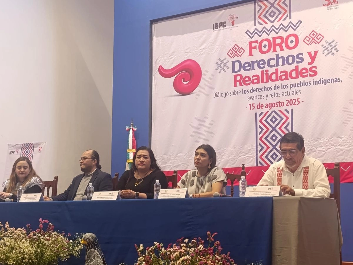 María Magdalena Vila Domínguez (blusa negra), consejera presidenta provisional del IEPC de Chiapas, participó en el foro 'Derechos y realidades, diálogo sobre los derechos de los pueblos indígenas', en San Cristóbal de Las Casas, el 15 de agosto de 2025. Foto  