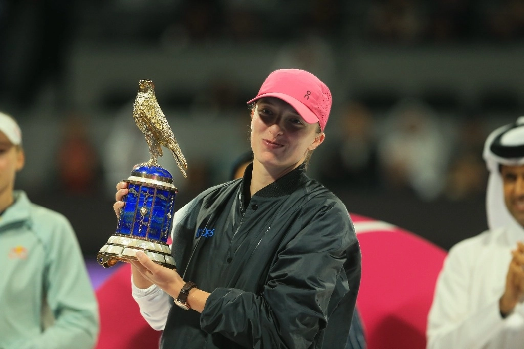 Iga Swiatek se impuso con sets de 7-6 (10/8) y 6-2 a Elena Rybakina en la final del torneo WTA 1000 de Doha. Foto Ap 