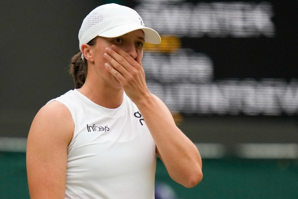 La tenista polaca Iga Swiatek reacciona tras su derrota en la tercera ronda del torneo de Wimbledon ante la kazaja Yulia Putintseva, el 6 de julio de 2024. Foto Ap