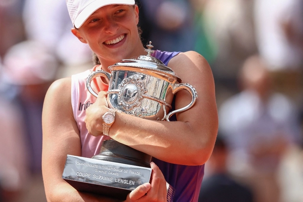 Iga Swiatek consolidó su posición como número uno del mundo al ganar por 6-2 y 6-1 en la final de Roland Garros a la italiana Jasmine Paolini. La victoria le otorgó su cuarto título en el torneo francés, el 8 de junio de 2024. Foto Afp