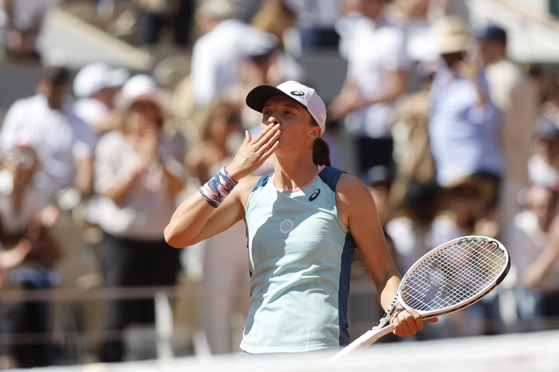 La número uno mundial, Iga Swiatek, avanzó a semifinales de Roland Garros tras vencer a la estadunidense Jessica Pegula, en París, el 1 de junio de 2022. Foto Ap