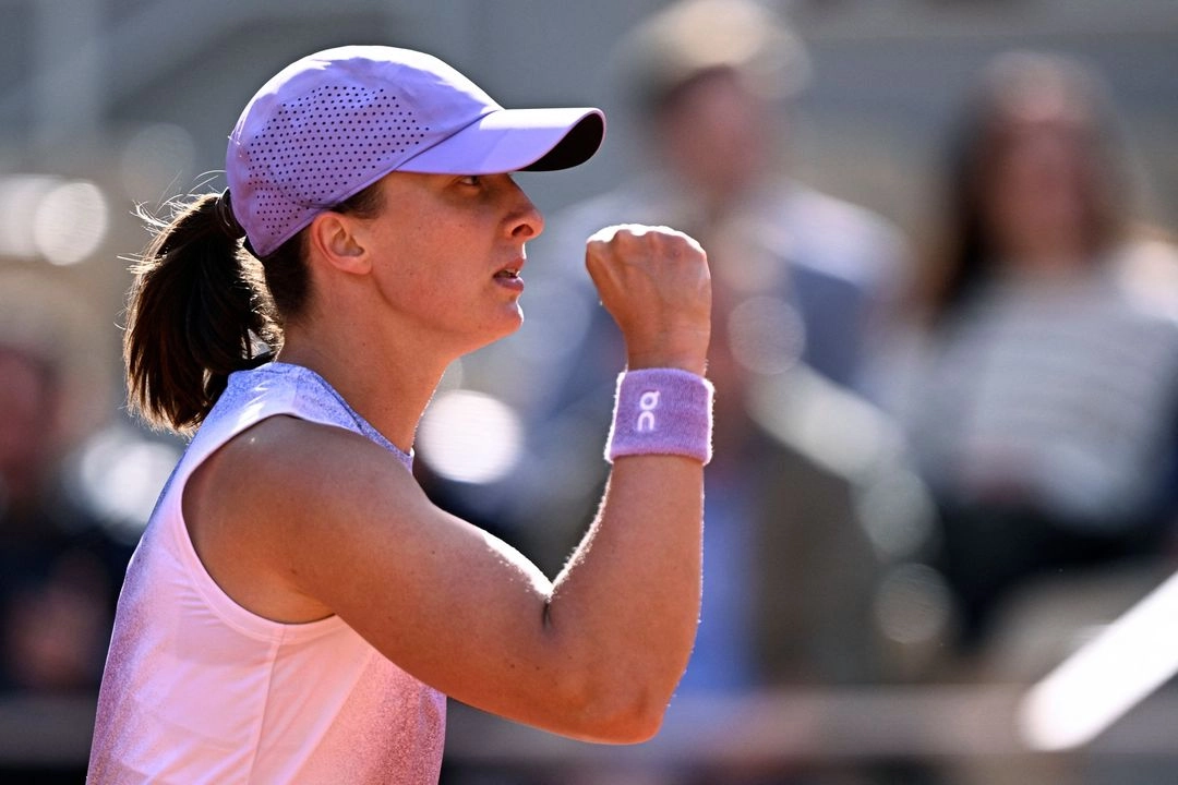 Iga Swiatek se impuso a Emma Raducanu en sets seguidos de 6-1 y 6-2 en la segunda ronda de Roland Garros, cuyo partido se disputó en la cancha Philippe-Chatrier. Foto 
