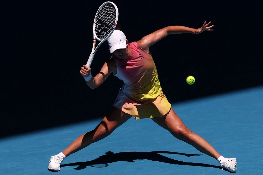 Iga Swiatek derrotó con sets de 6-1 y 6-0 a Emma Raducanu en juego de la tercera ronda del Abierto de Australia. Foto Afp