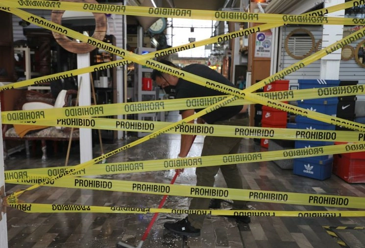 Comerciantes toman las medidas sanitarias recomendadas por las autoridades para la reactivación económica durante la crisis sanitaria de Covid-19, en calles del Centro Histórico. Foto Yazmín Ortega Cortés
