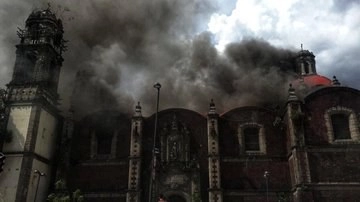 Aspectos del incendio ocurrido esta tarde. Foto @PadreJosedejesu