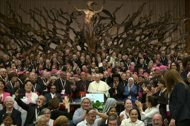 El papa Francisco hizo hincapié en la necesidad de intensificar la lucha contra la violencia sexual por parte de miembros del clero. Foto Afp