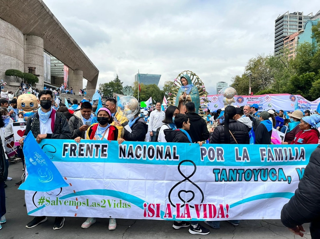 PIE: Ciudadanos participan en la segunda Marcha Nacional a favor de la mujer, de la vida y por la paz, cuya recorrido será por Paseo de la Reforma, desde el Auditorio Nacional hacia el Ángel de la Independencia, en la Ciudad de México, el 9 de octubre de 2022. Foto Luis Castillo