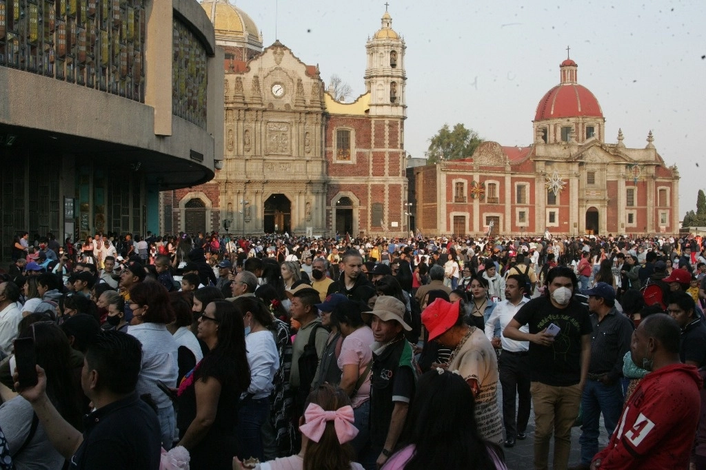 Fieles se congregan en las inmediaciones de la Basílica de Guadalupe, el 12 de diciembre de 2022. Foto Roberto García Rivas